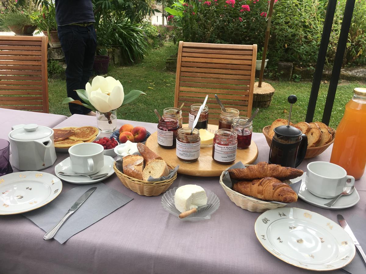 Bed and Breakfast Domaine De Puytirel Champagne-et-Fontaine Exterior foto